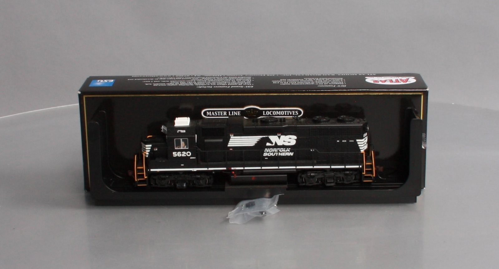 Atlas 10002403 HO Norfolk Southern GP38 Low Nose Locomotive Gold Series #5620