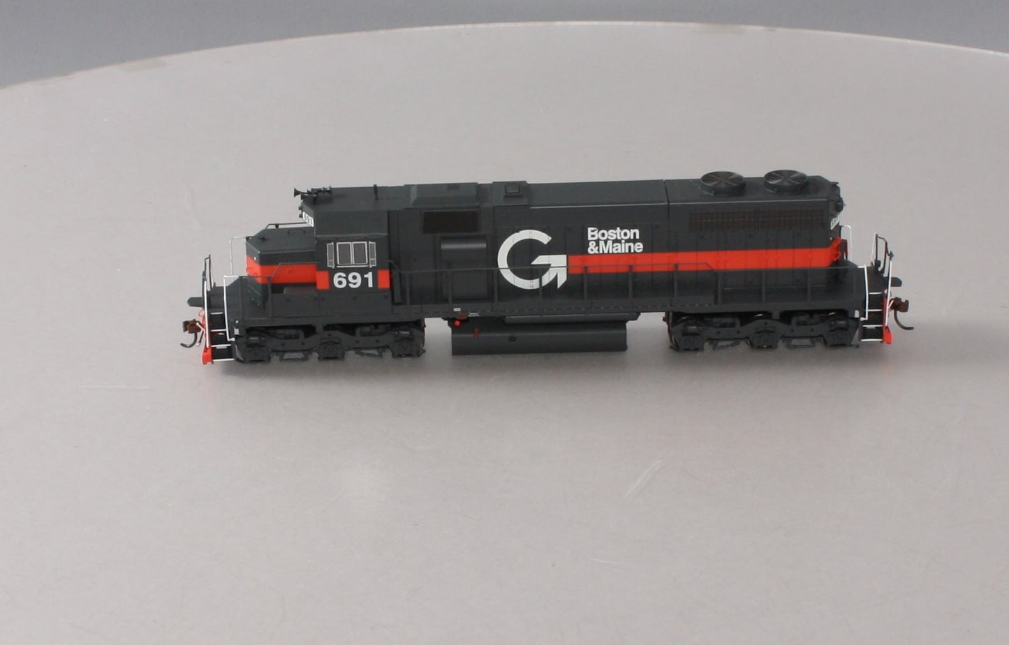 Athearn 64473 HO Guilford/B&M EMD SD39 Diesel Locomotive w/DCC & Sound #691