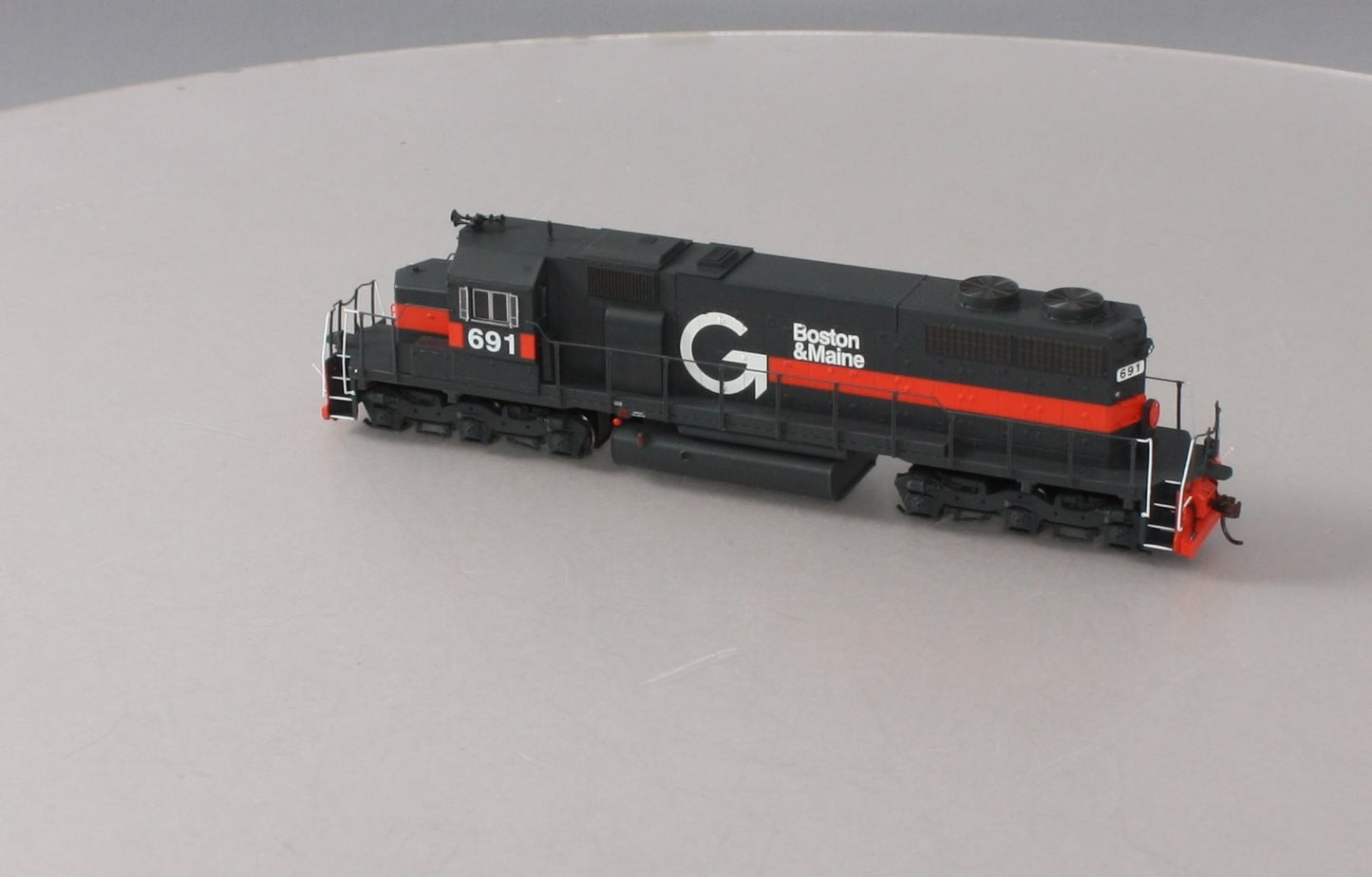 Athearn 64473 HO Guilford/B&M EMD SD39 Diesel Locomotive w/DCC & Sound #691