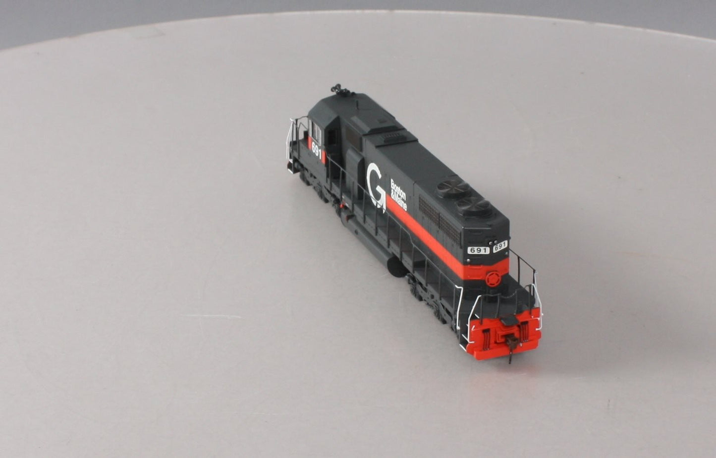 Athearn 64473 HO Guilford/B&M EMD SD39 Diesel Locomotive w/DCC & Sound #691