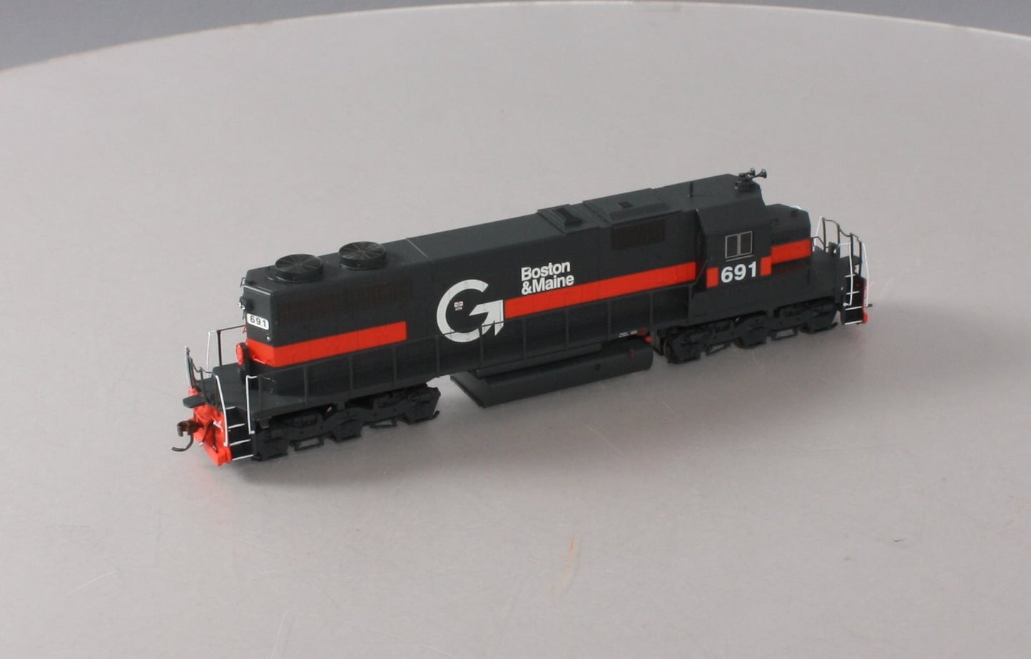Athearn 64473 HO Guilford/B&M EMD SD39 Diesel Locomotive w/DCC & Sound #691
