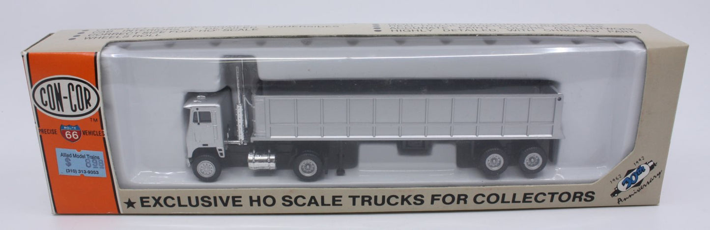 Con-Cor 0004-002002 HO Undecorated Freightliner Tractor with Gravel Dump Trailer