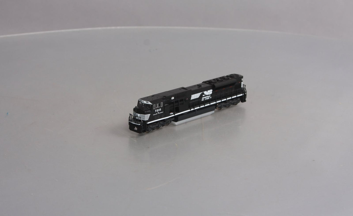 Kato 176-5514 N Scale Norfolk Southern Diesel Locomotive #7210