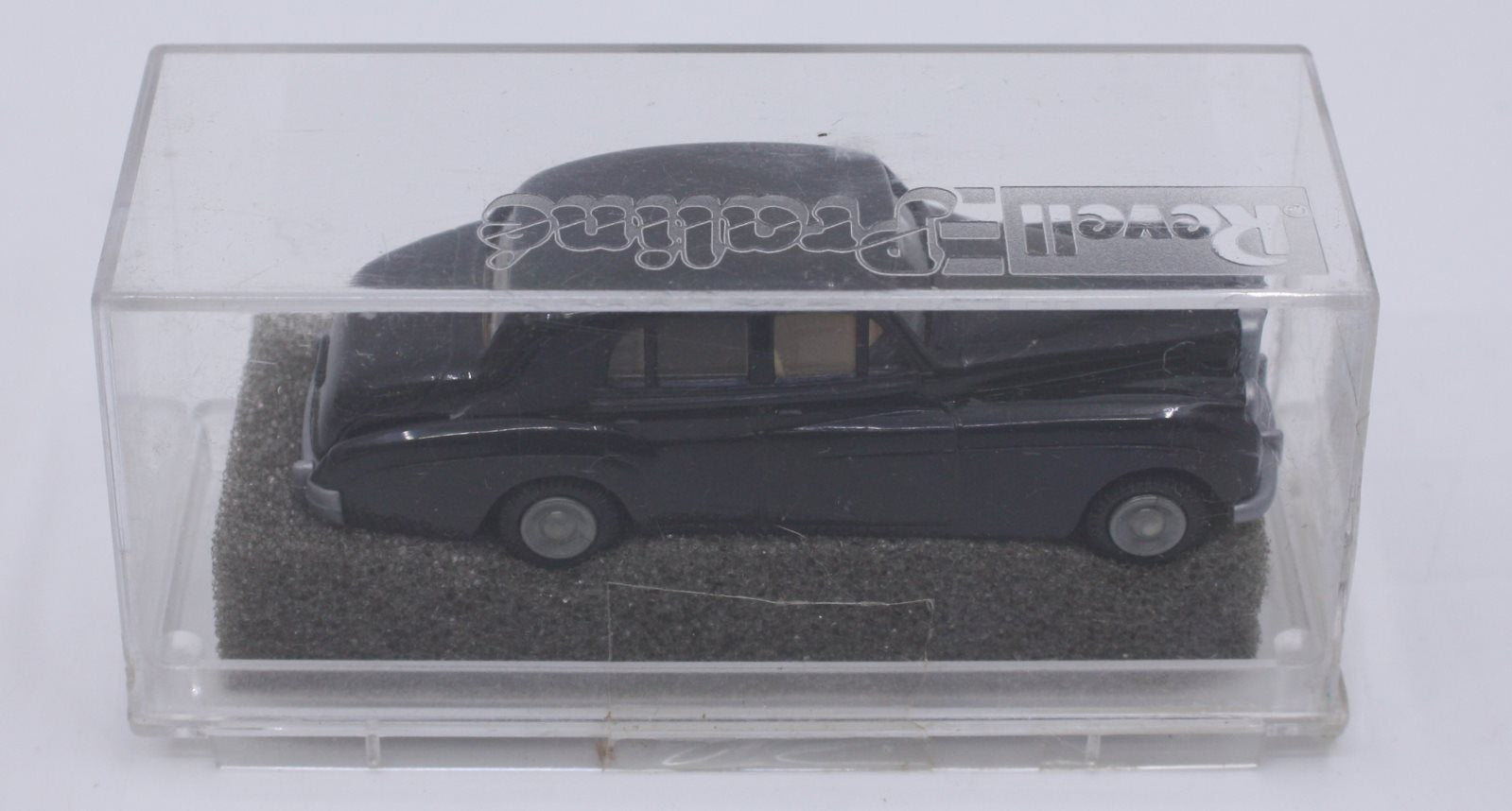 Praline 84403 HO Black Bentley Limousine
