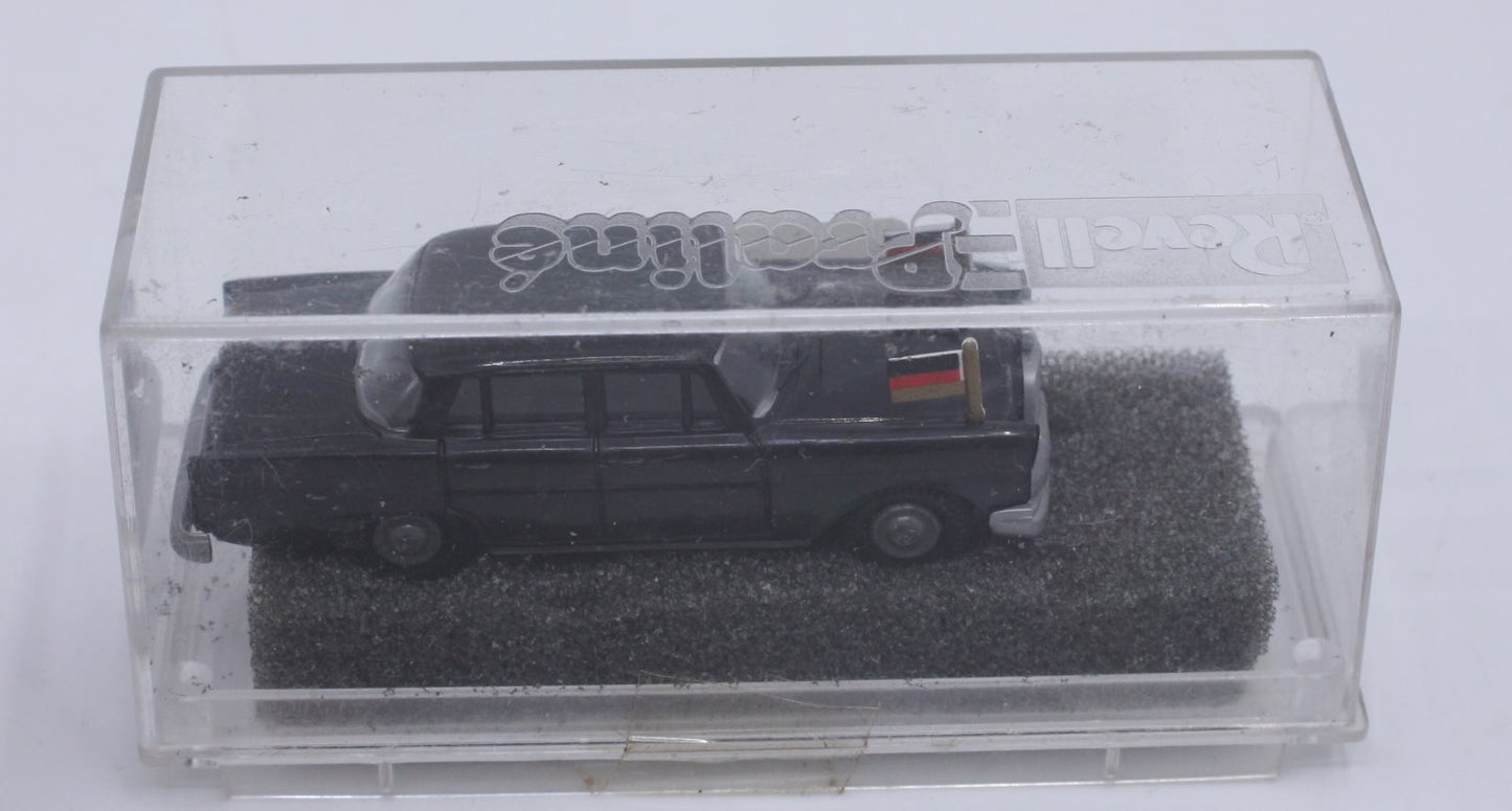 Praline 80412 HO Mercedes B. Class 220s 'Diplomat'