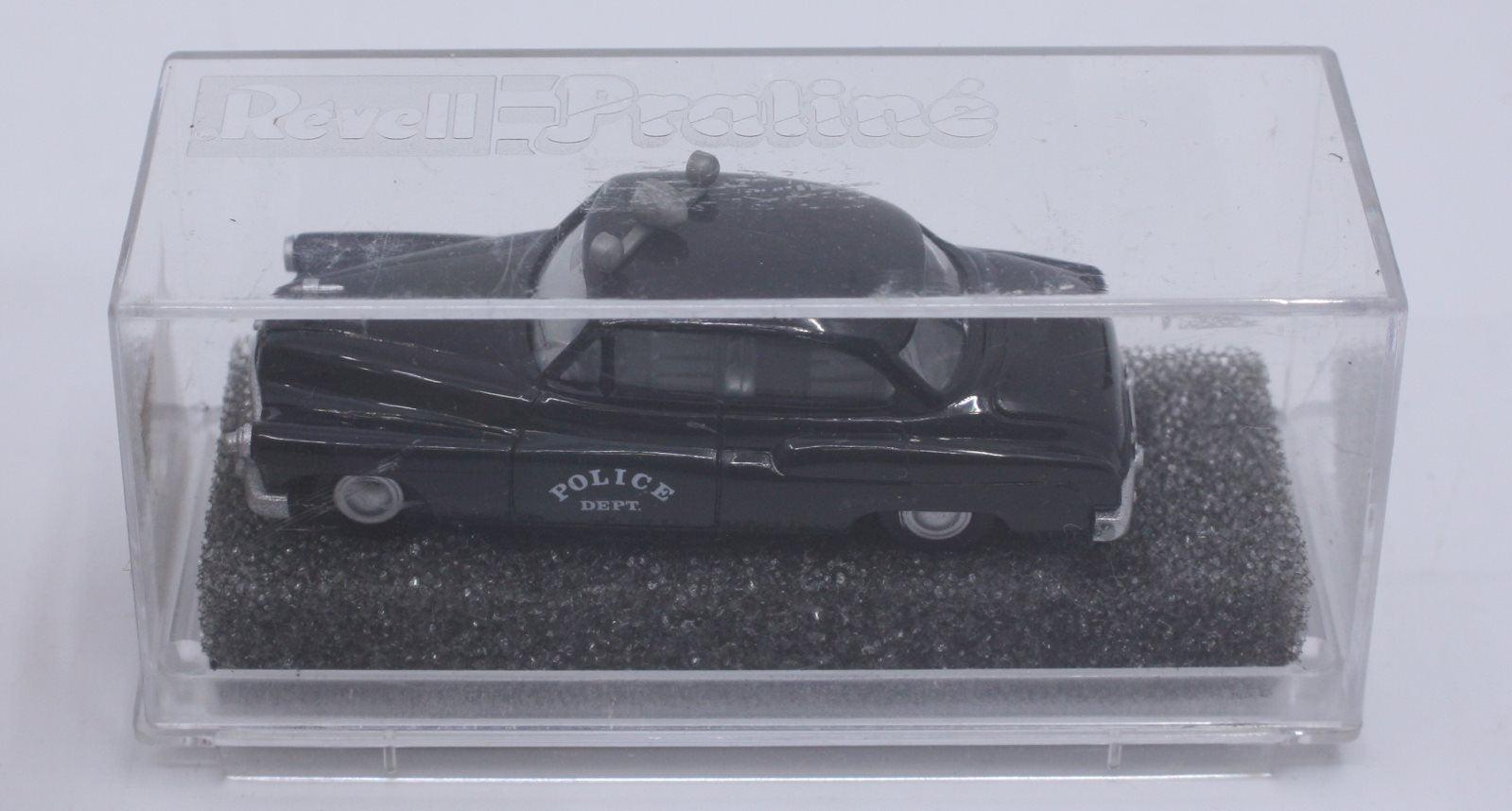 Praline 84710 HO Black Buick Police Car