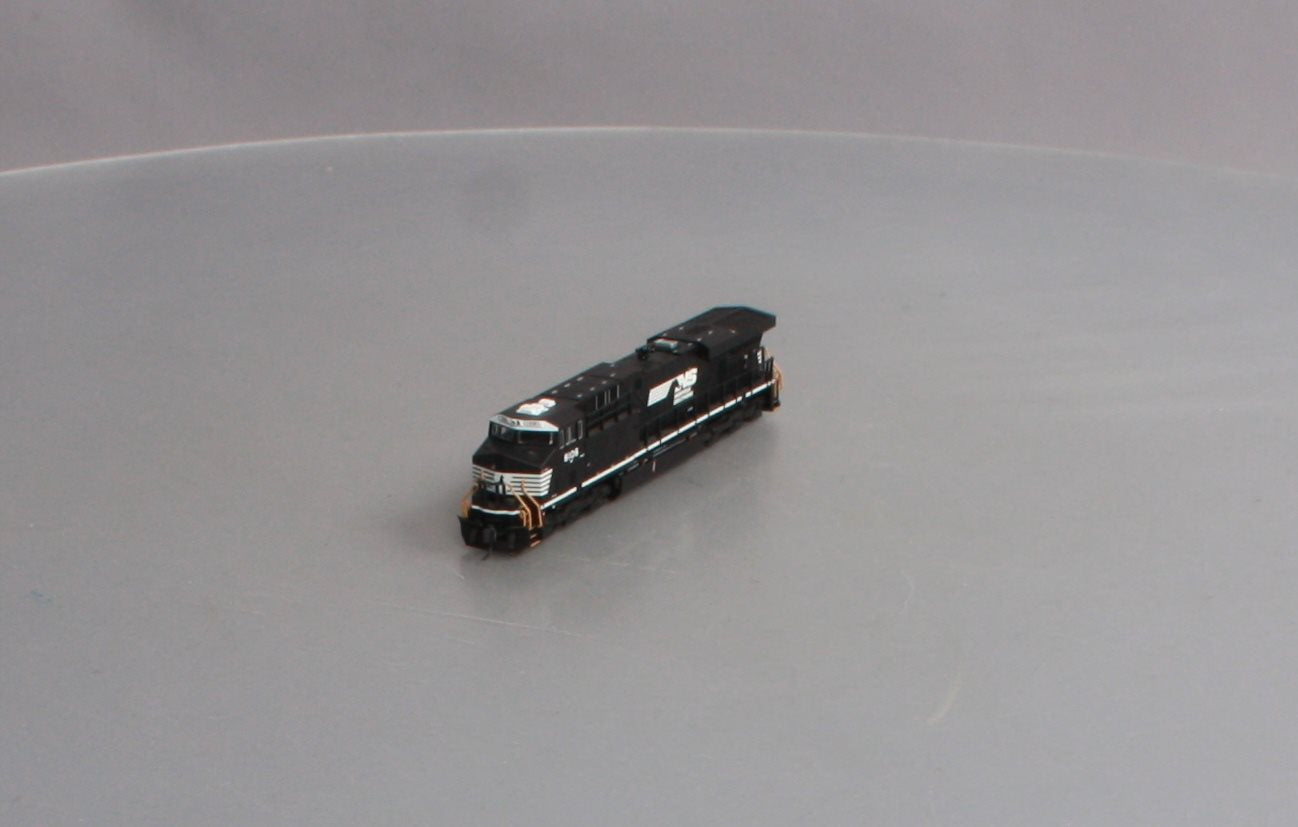 Fox Valley Models 70464 N NS ES44AC Diesel Locomotive Standard DC #8106
