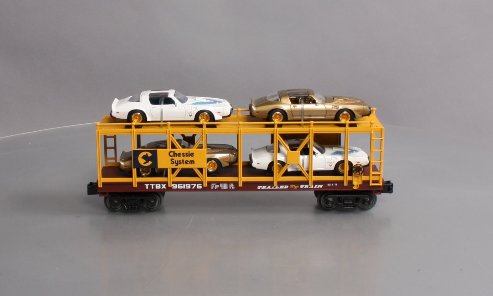 MTH 30-76642 O Chessie Auto Carrier Flat Car with 4 '79 Pontiac Firebird