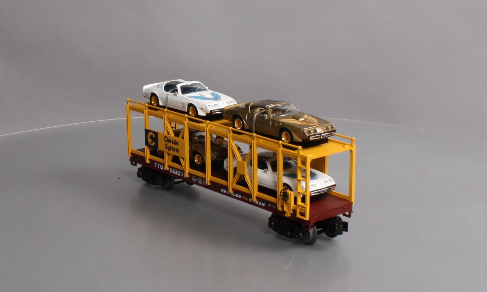 MTH 30-76642 O Chessie Auto Carrier Flat Car with 4 '79 Pontiac Firebird