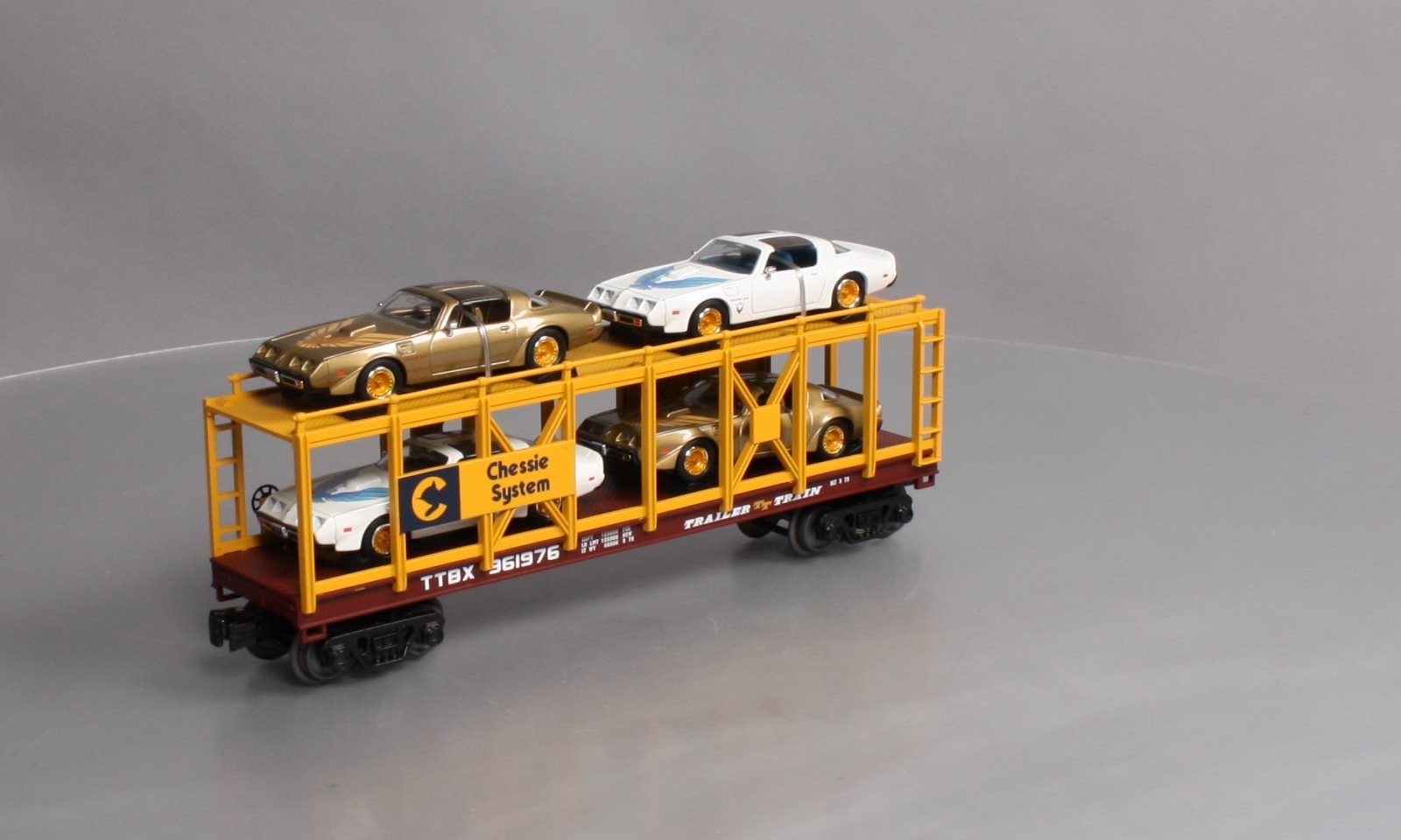MTH 30-76642 O Chessie Auto Carrier Flat Car with 4 '79 Pontiac Firebird