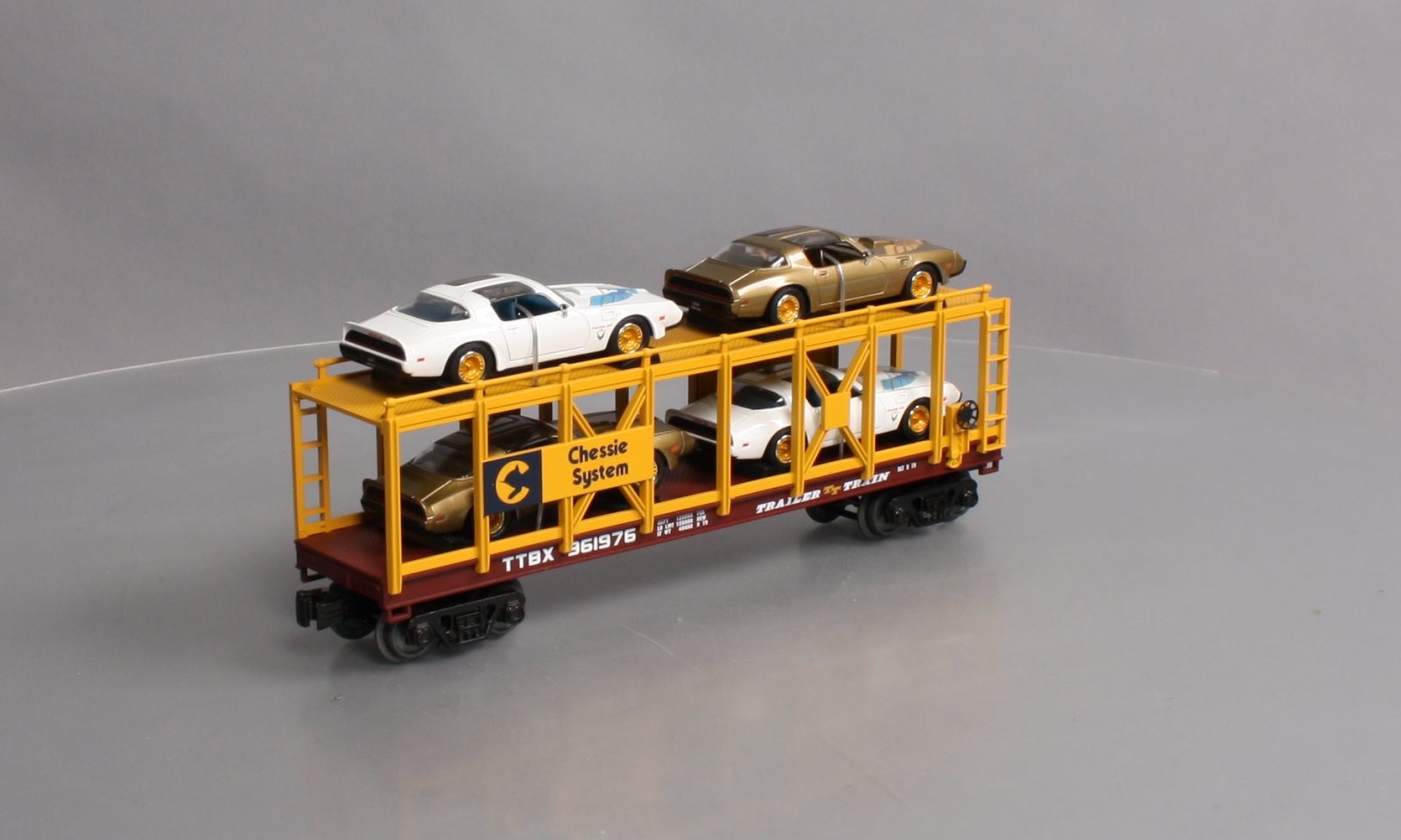 MTH 30-76642 O Chessie Auto Carrier Flat Car with 4 '79 Pontiac Firebird