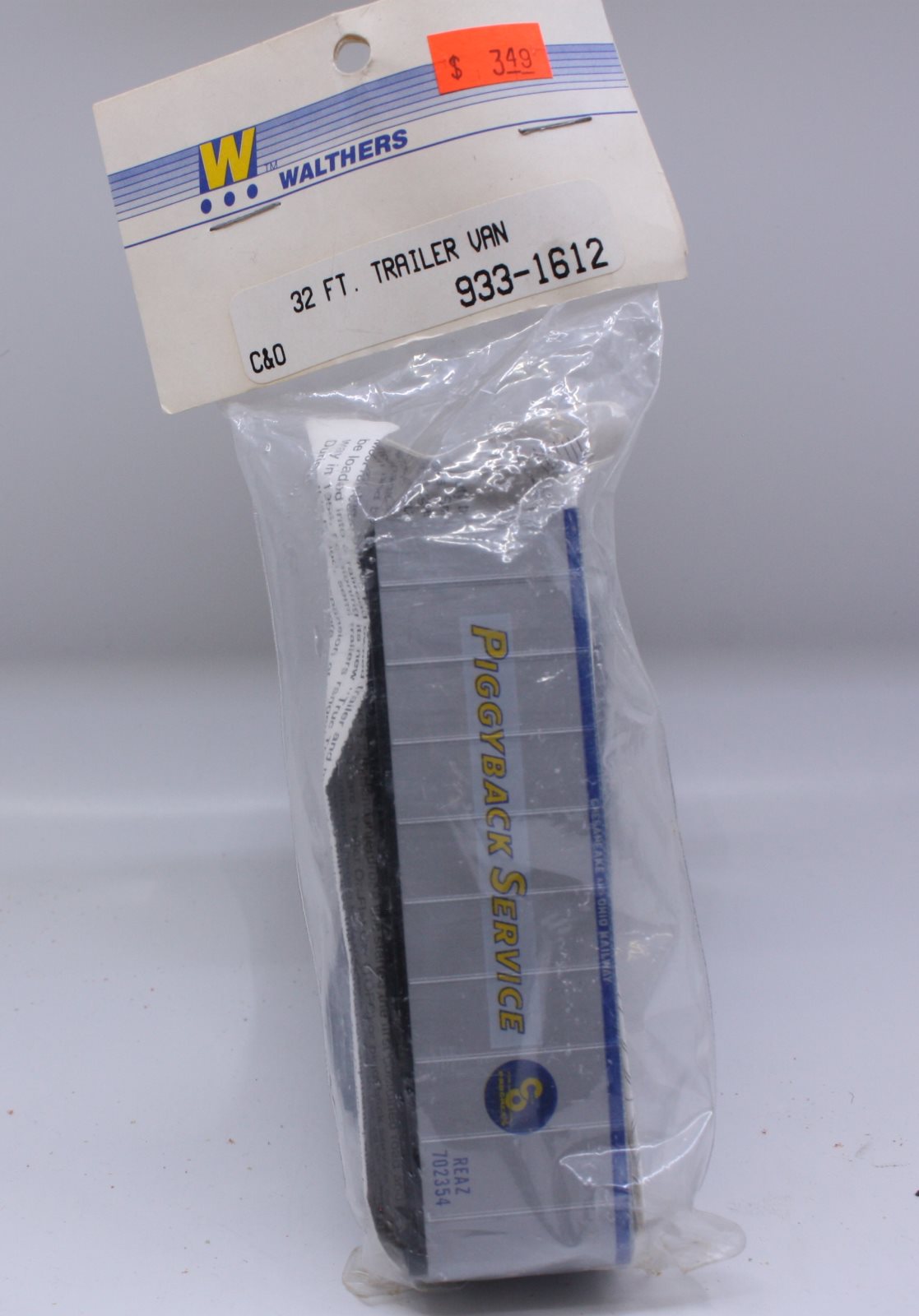 Walthers 933-1612 HO Piggyback Service 32 Ft. Trailer Van Kit