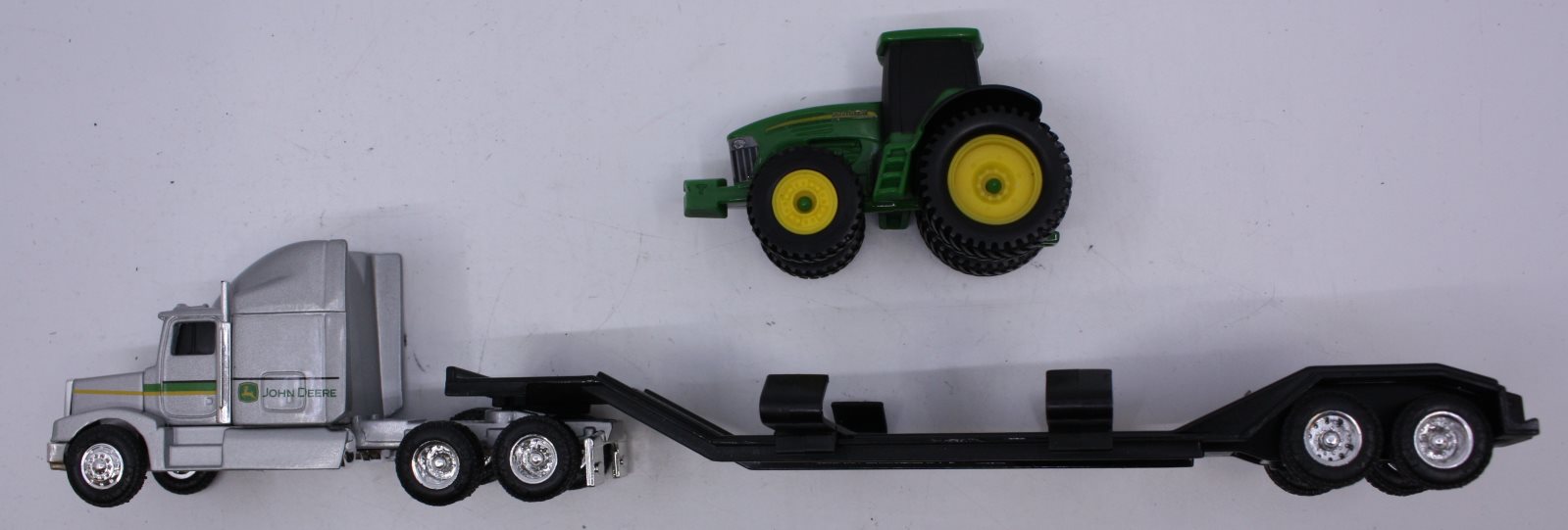 Ertl 46354-1 1:64 John Deere Semi Hauler Hauling a Tractor