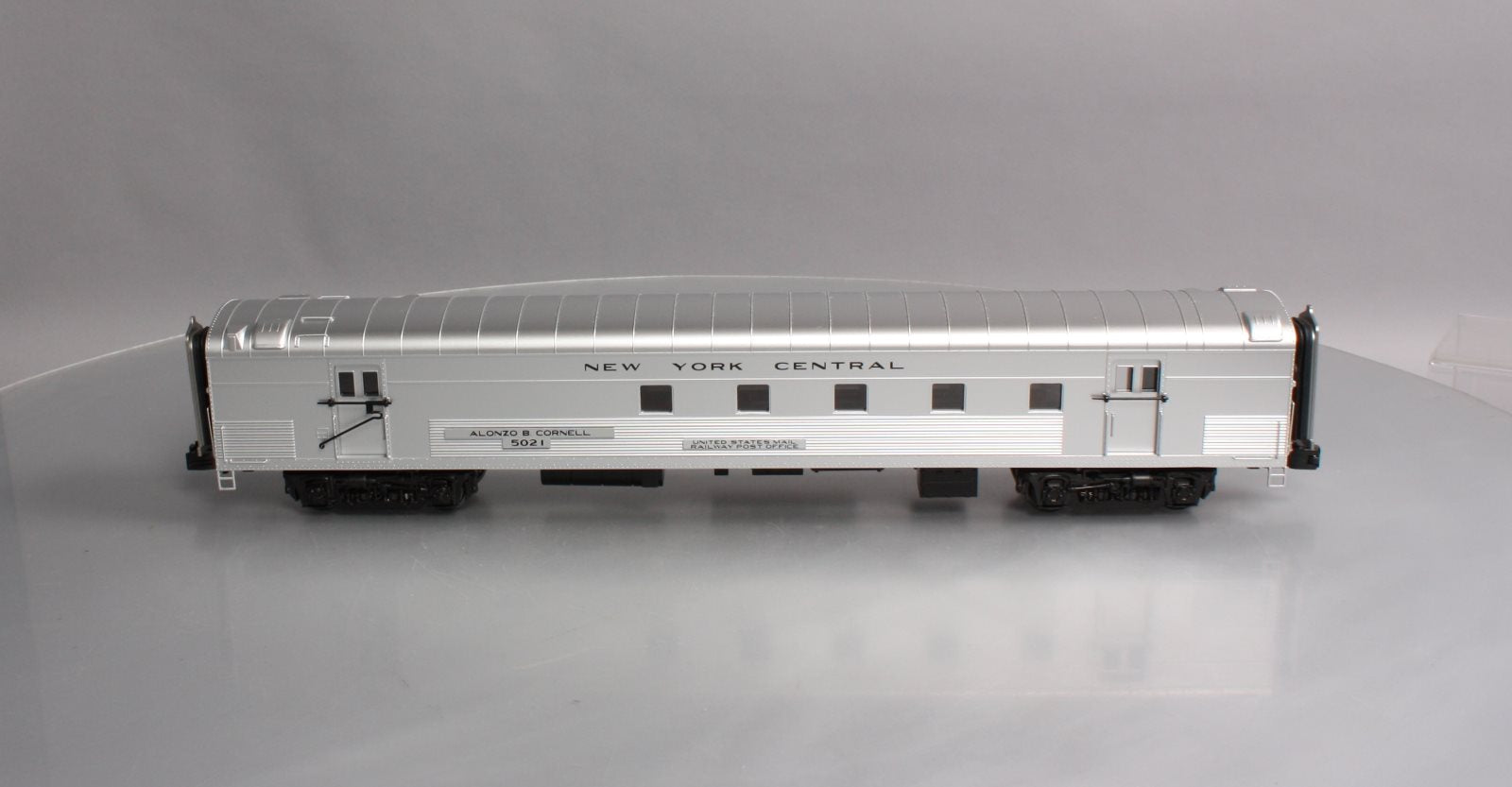 MTH 20-68275 O New York Central 70' Streamlined RPO Passenger Car (Ribbed Sided)