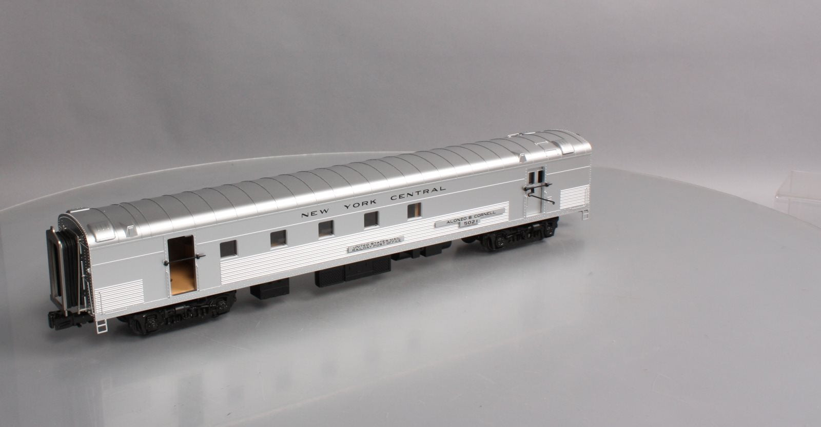 MTH 20-68275 O New York Central 70' Streamlined RPO Passenger Car (Ribbed Sided)