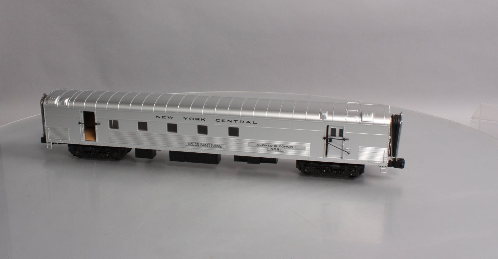 MTH 20-68275 O New York Central 70' Streamlined RPO Passenger Car (Ribbed Sided)