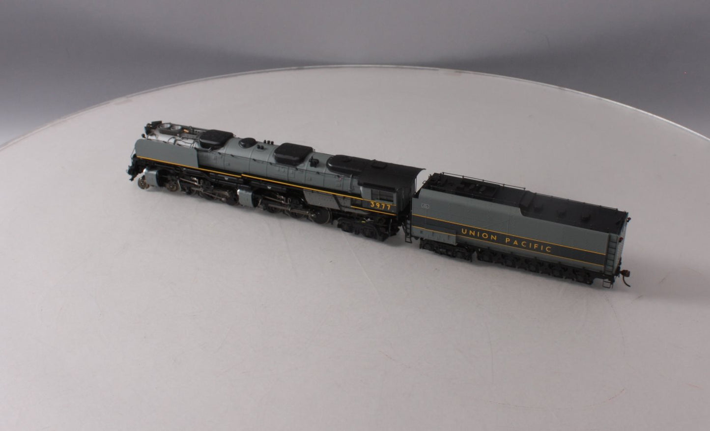 Athearn G97225 HO Union Pacific 4-6-6-4 with DCC & Sound Oil Tender #3977