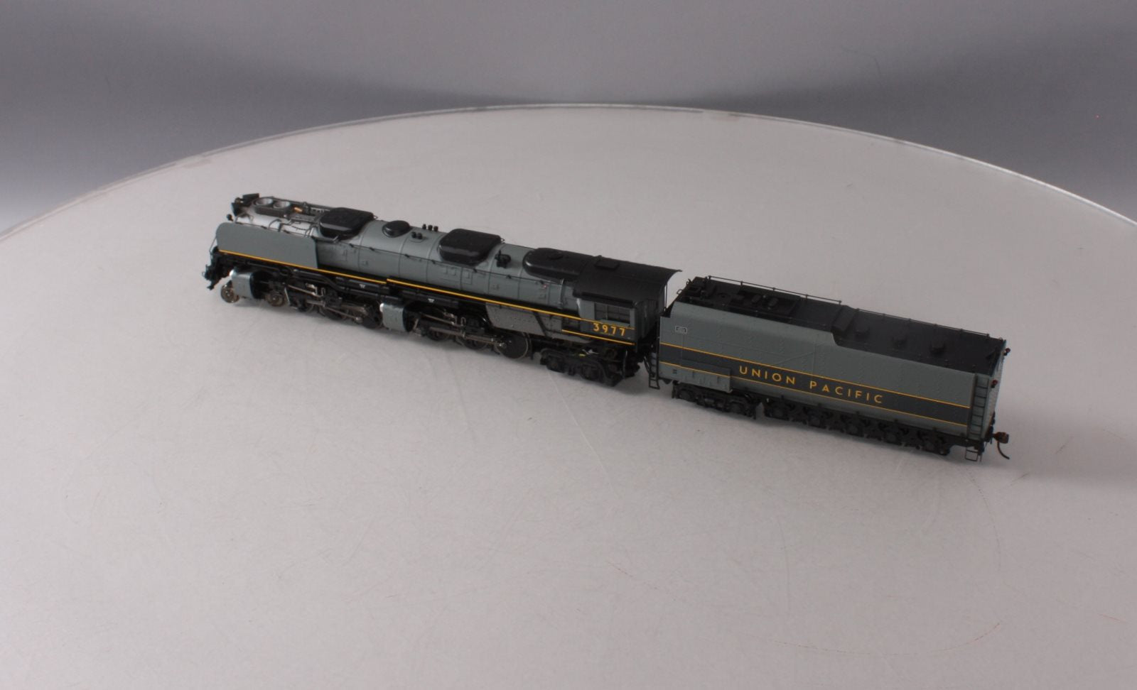 Athearn G97225 HO Union Pacific 4-6-6-4 with DCC & Sound Oil Tender #3977