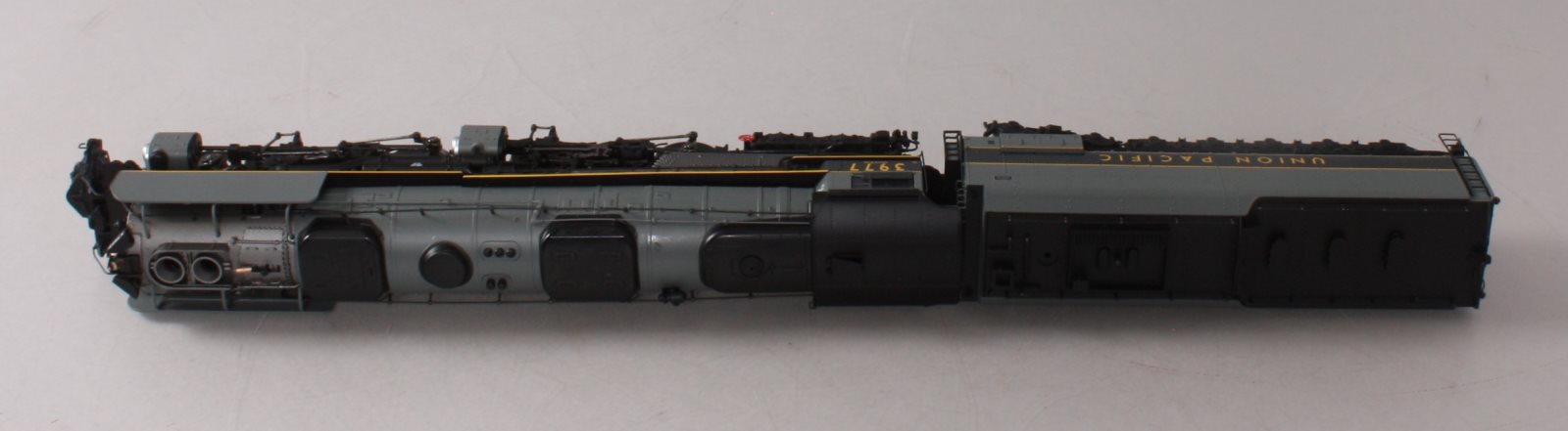 Athearn G97225 HO Union Pacific 4-6-6-4 with DCC & Sound Oil Tender #3977