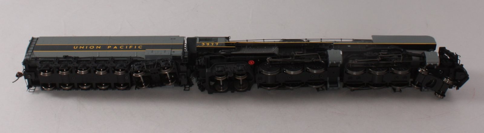 Athearn G97225 HO Union Pacific 4-6-6-4 with DCC & Sound Oil Tender #3977