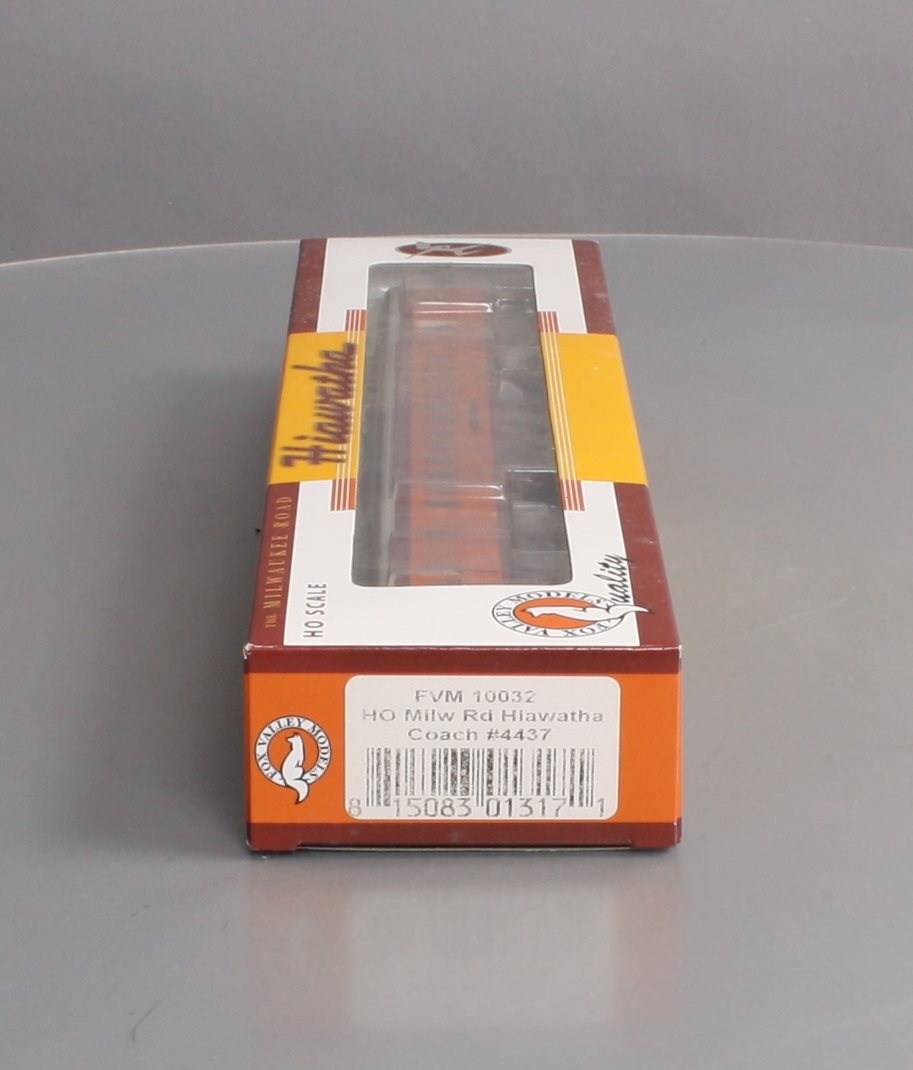Fox Valley Models 10032 HO Scale Milwaukee Hiawatha Passenger Coach #4437