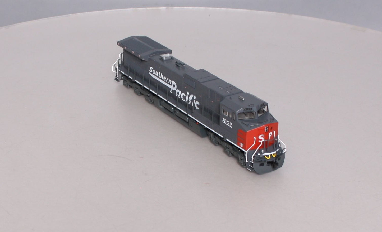 Kato 37-6631 HO Scale Southern Pacific GE C44-9W Diesel Engine #8132 Standard DC