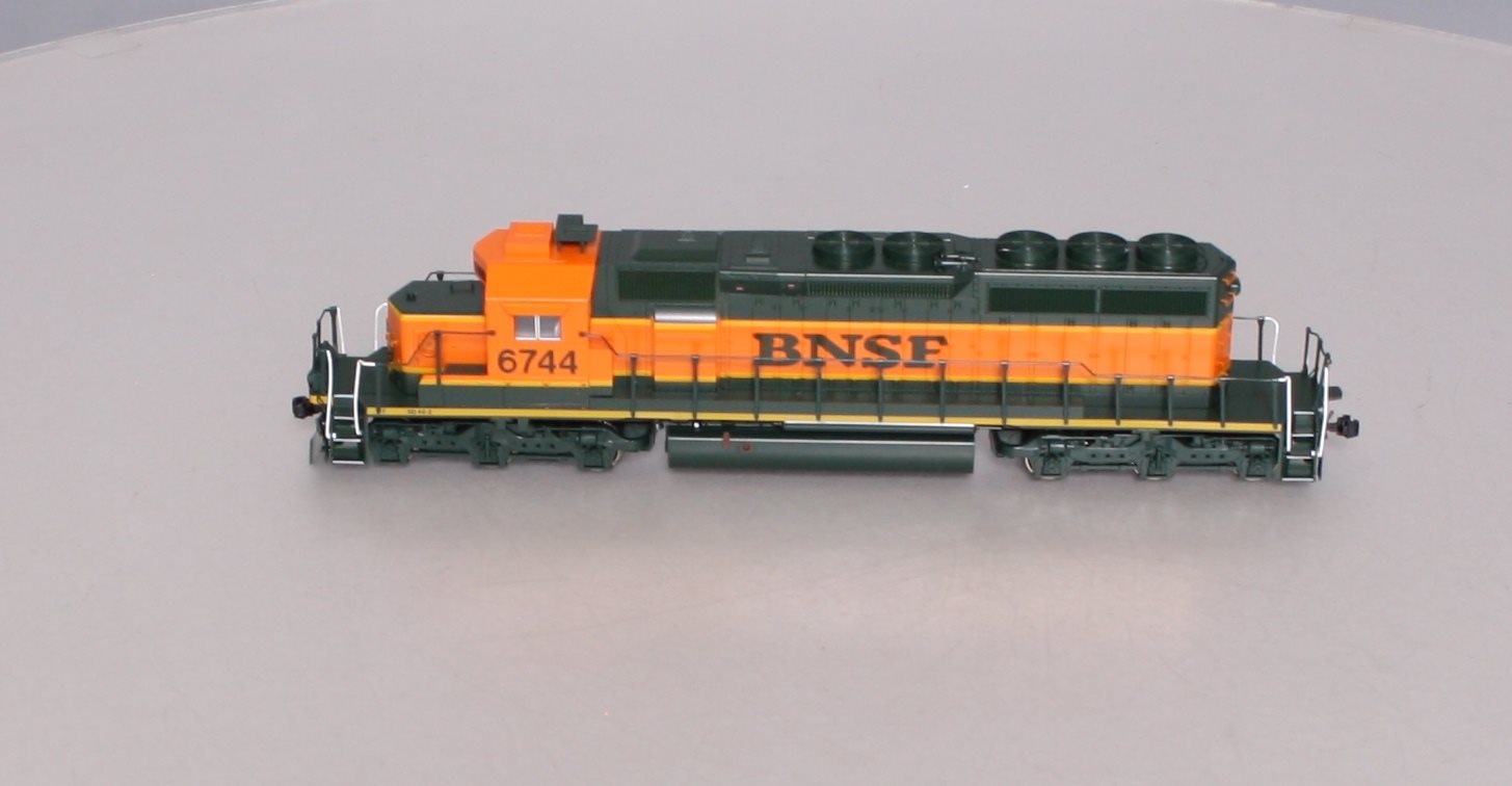 Kato 37-6613 HO Scale BNSF SD40-2 Diesel Engine #6744 – Trainz