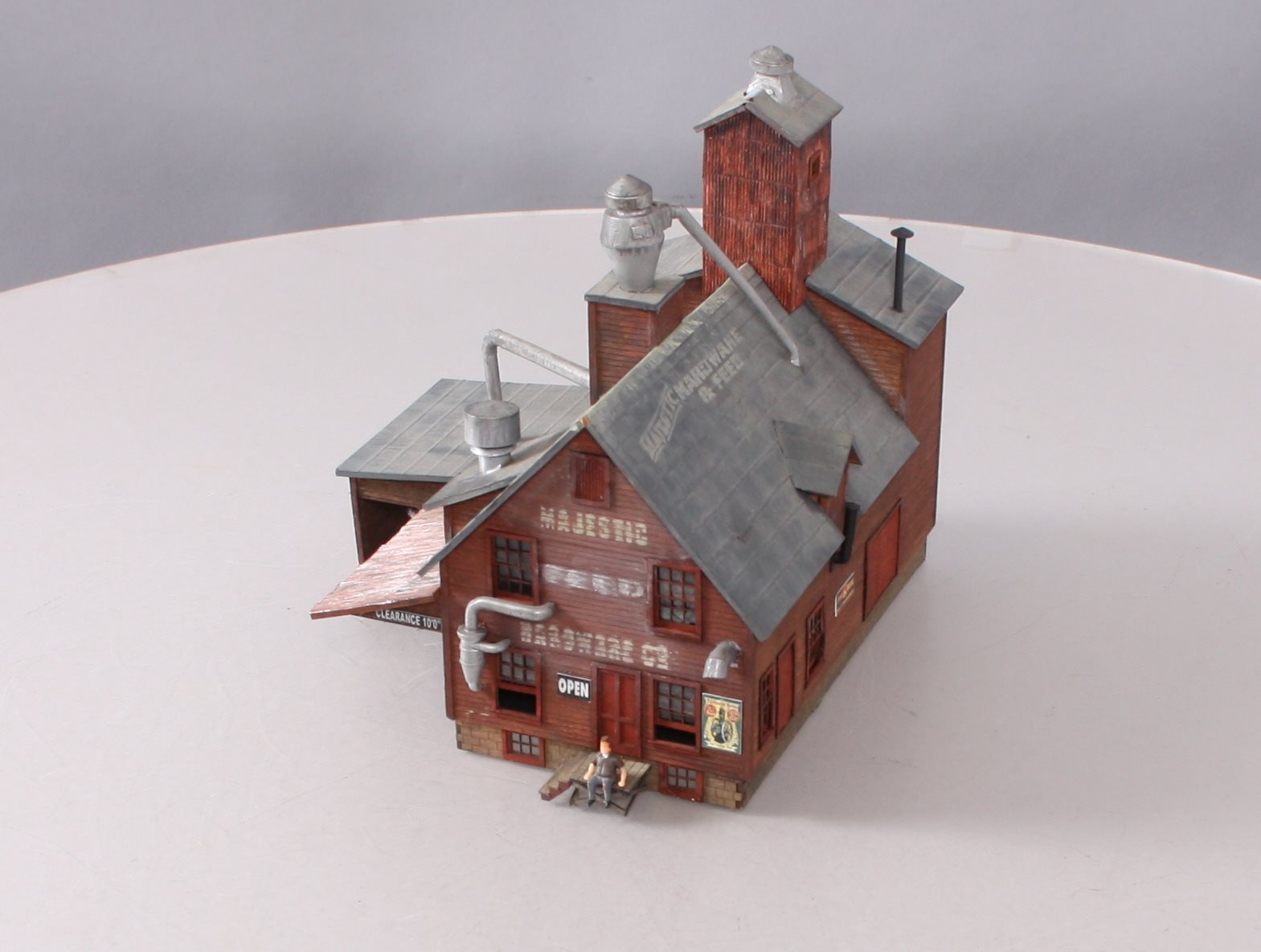 Bar Mills 0942 HO Scale Laser Cut Majestic Hardware & Feed Building - Assembled