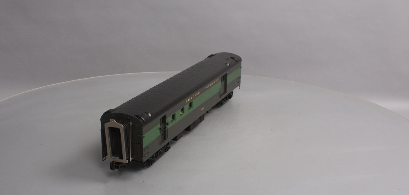 MTH 20-68266 O Reading 70' Streamlined RPO Passenger Car (Smooth Sided)