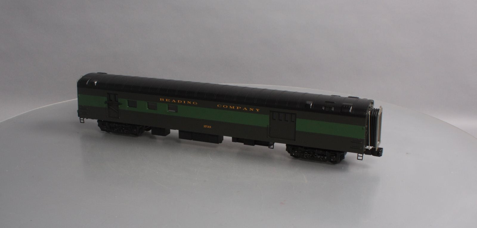 MTH 20-68266 O Reading 70' Streamlined RPO Passenger Car (Smooth Sided)