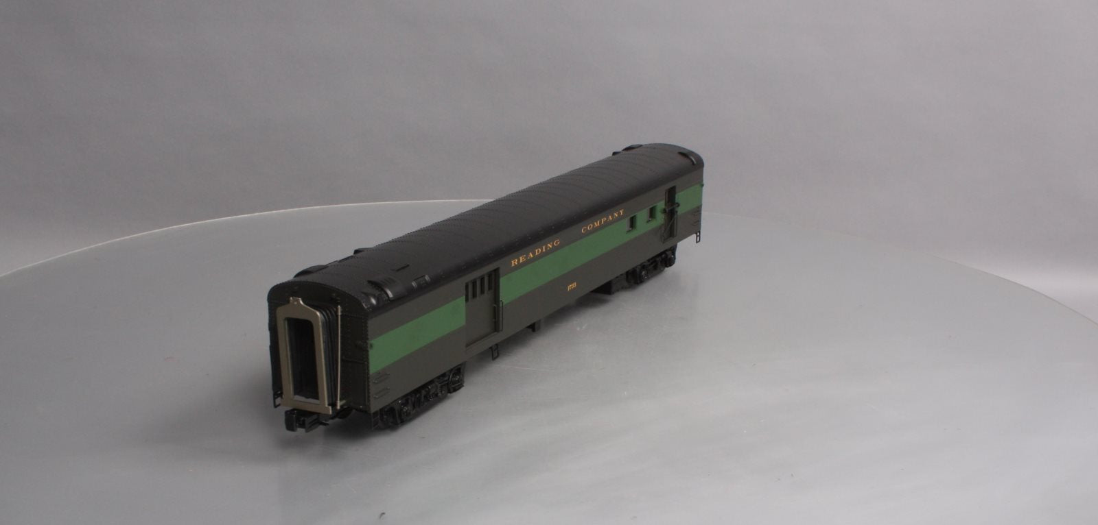 MTH 20-68266 O Reading 70' Streamlined RPO Passenger Car (Smooth Sided)