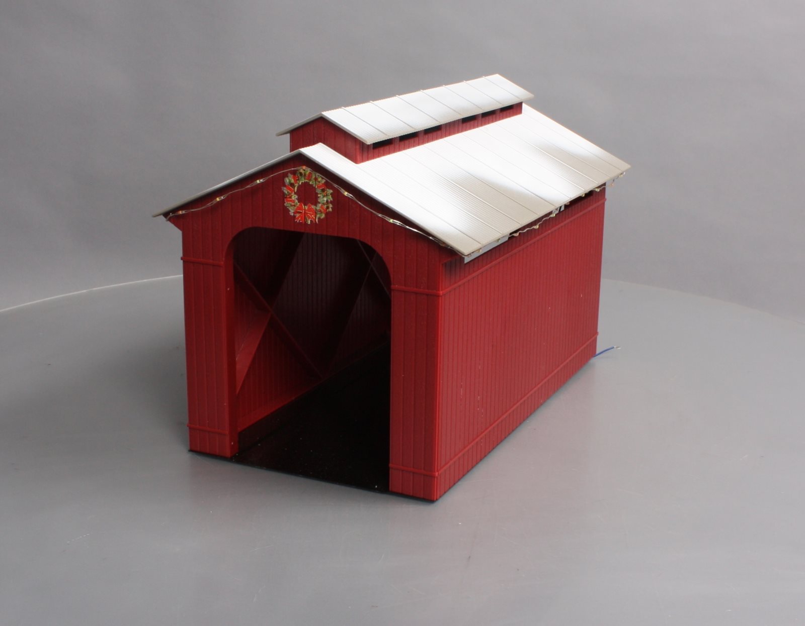 Lionel 1929090 O Lighted Christmas Half-Covered Bridge