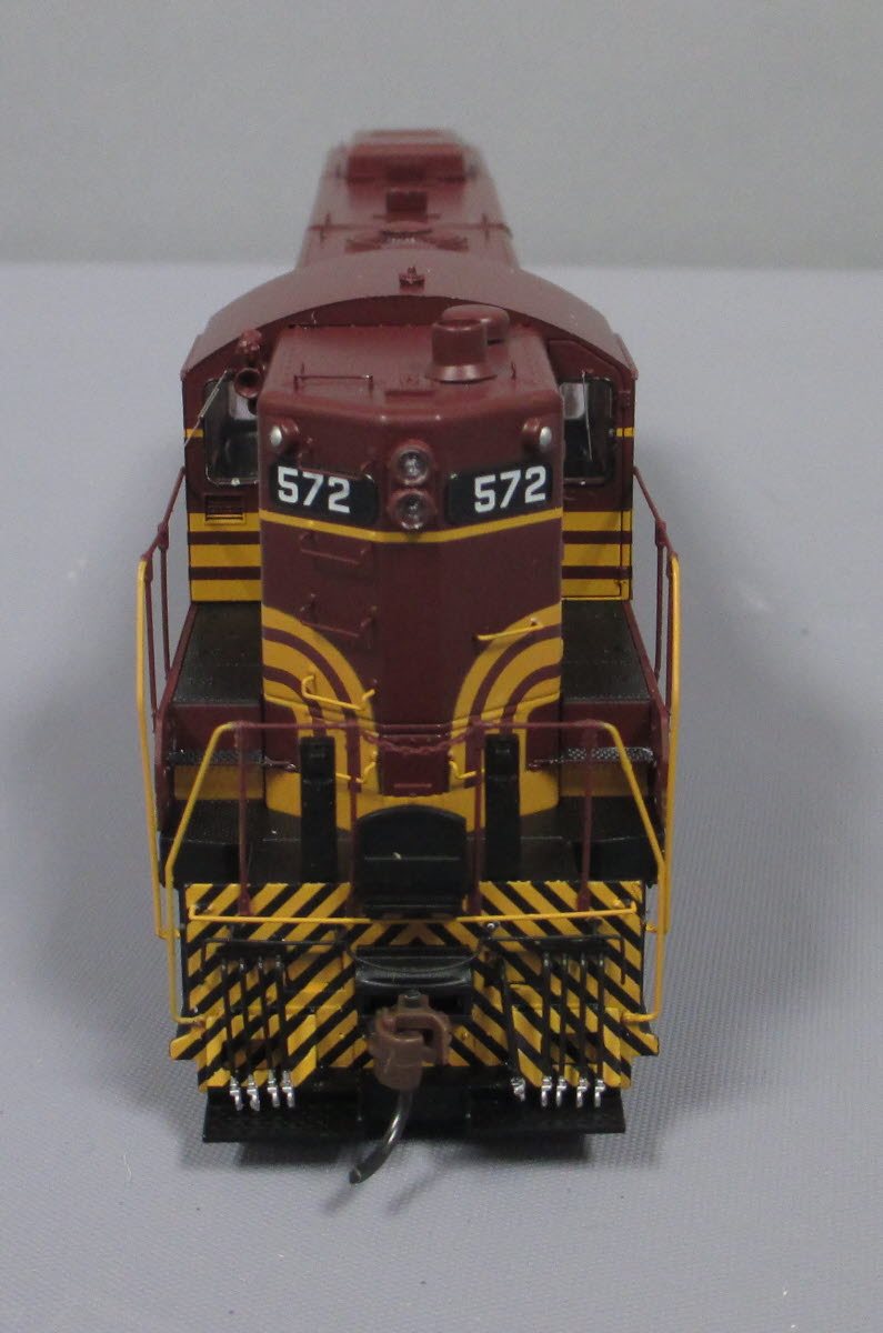 Athearn G64286 HO MEC Diesel Locomotive GP7 w/DCC & Sound #572.