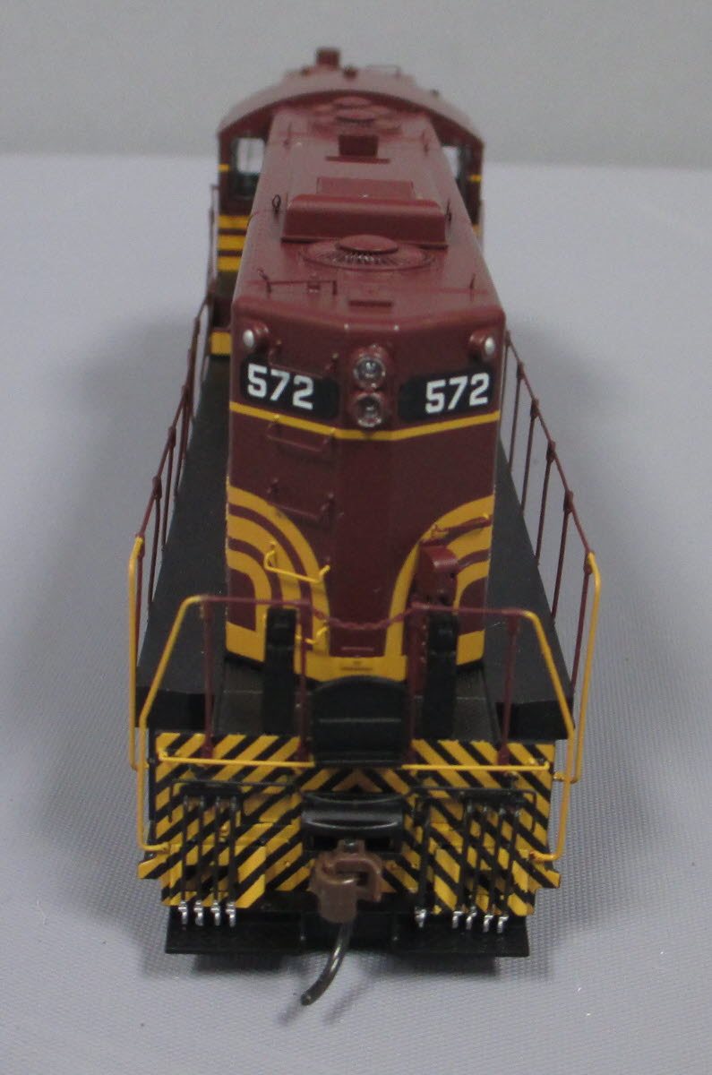 Athearn G64286 HO MEC Diesel Locomotive GP7 w/DCC & Sound #572.
