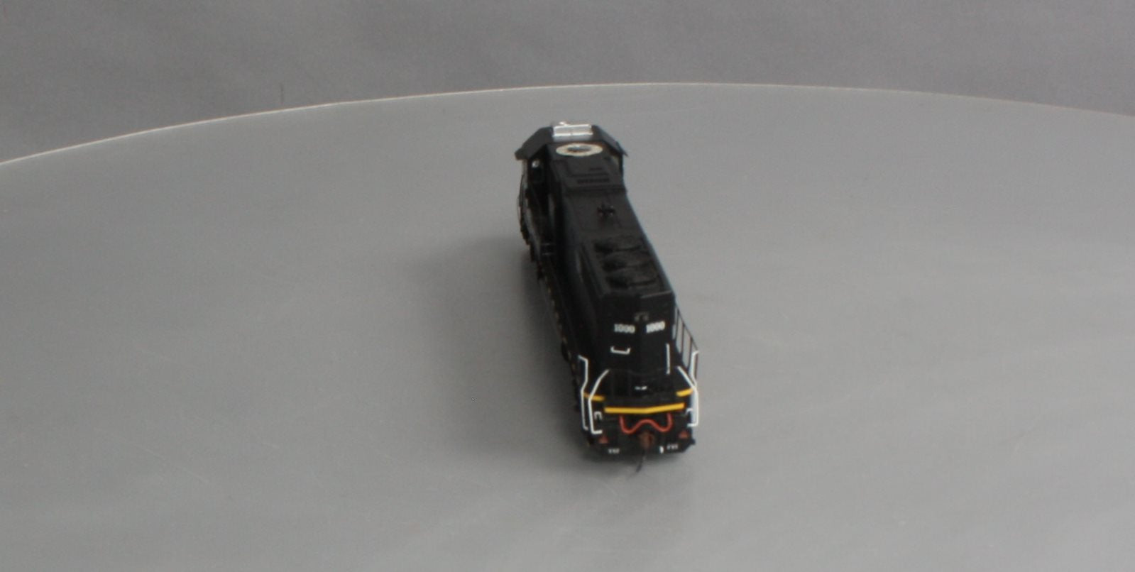 Athearn G70506 HO Scale Illinois Central SD70 Diesel Locomotive #1000