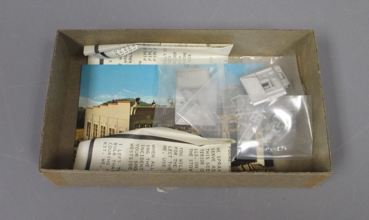Scale Structures 11511 HO Board & Bat Crossing Shanty Kit