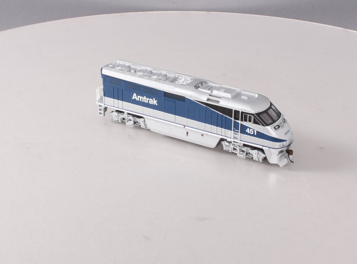 Athearn 64653 HO Amtrak RTR F59PHI Diesel Locomotive with DCC & Sound #451