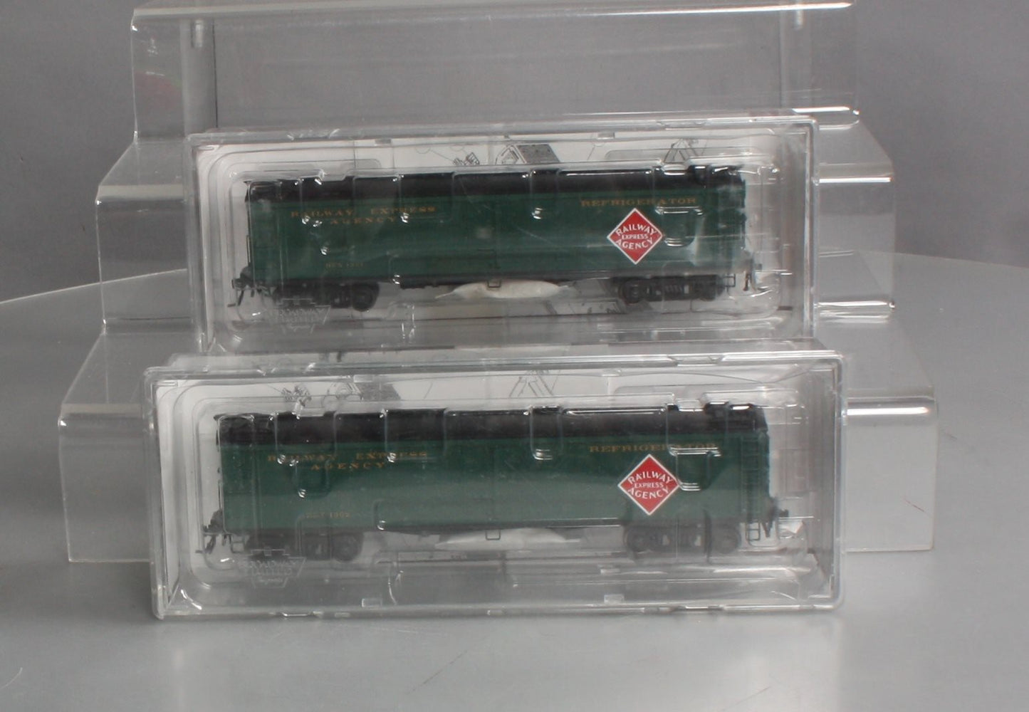 Broadway Limited 897 HO Scale REA 53' 6" Wood Express Refrigerator Car (2)