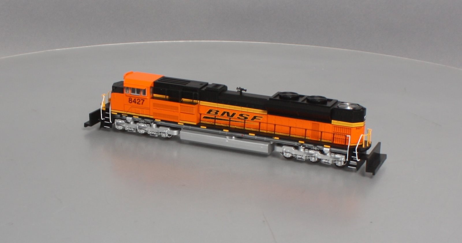 Walthers 910-9801 HO BNSF D70ACe Diesel Locomotive w/Low Headlight #8427