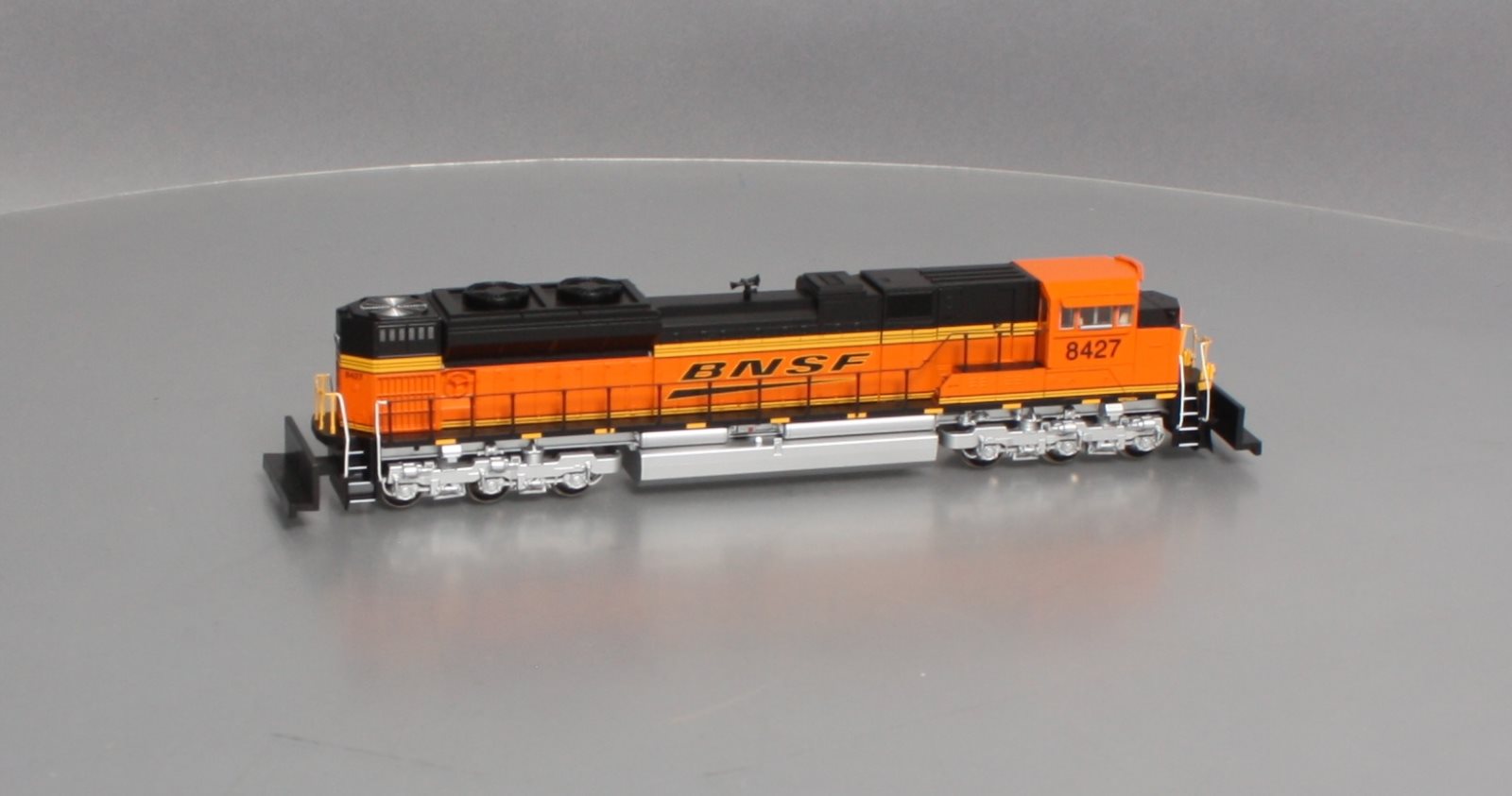 Walthers 910-9801 HO BNSF D70ACe Diesel Locomotive w/Low Headlight #8427