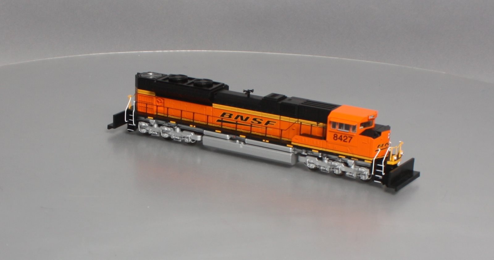 Walthers 910-9801 HO BNSF D70ACe Diesel Locomotive w/Low Headlight #8427