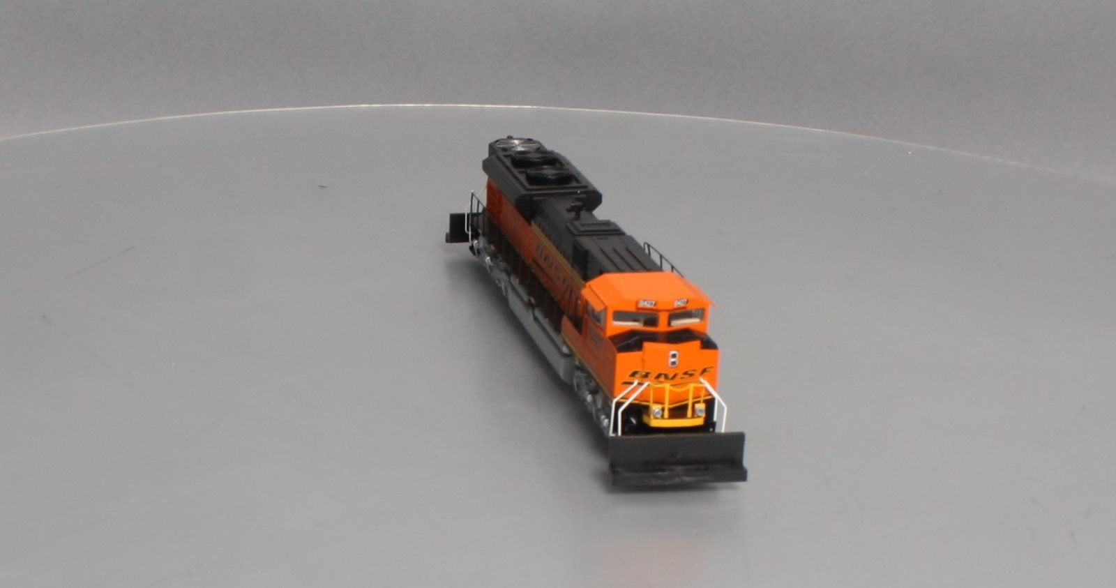Walthers 910-9801 HO BNSF D70ACe Diesel Locomotive w/Low Headlight #8427