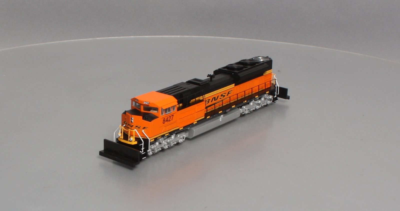 Walthers 910-9801 HO BNSF D70ACe Diesel Locomotive w/Low Headlight #8427