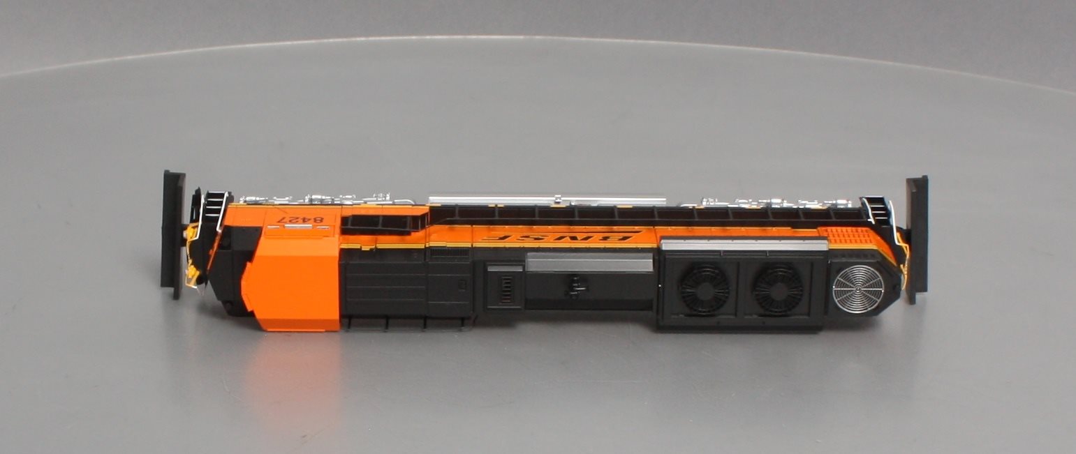 Walthers 910-9801 HO BNSF D70ACe Diesel Locomotive w/Low Headlight #8427