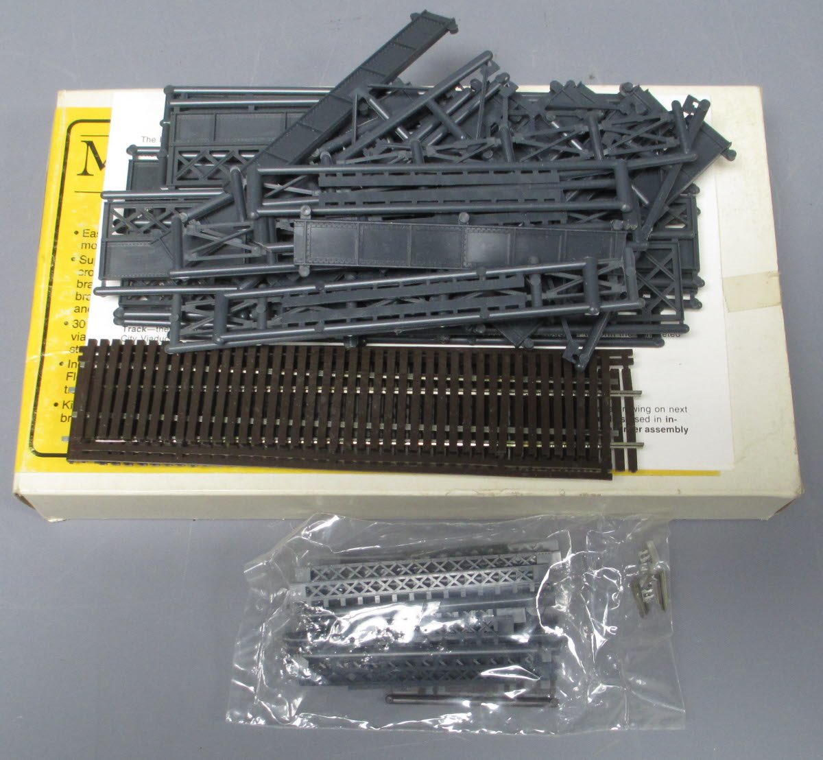 Micro Engineering 75-511 HO 150' Single Track City Viaduct Kit