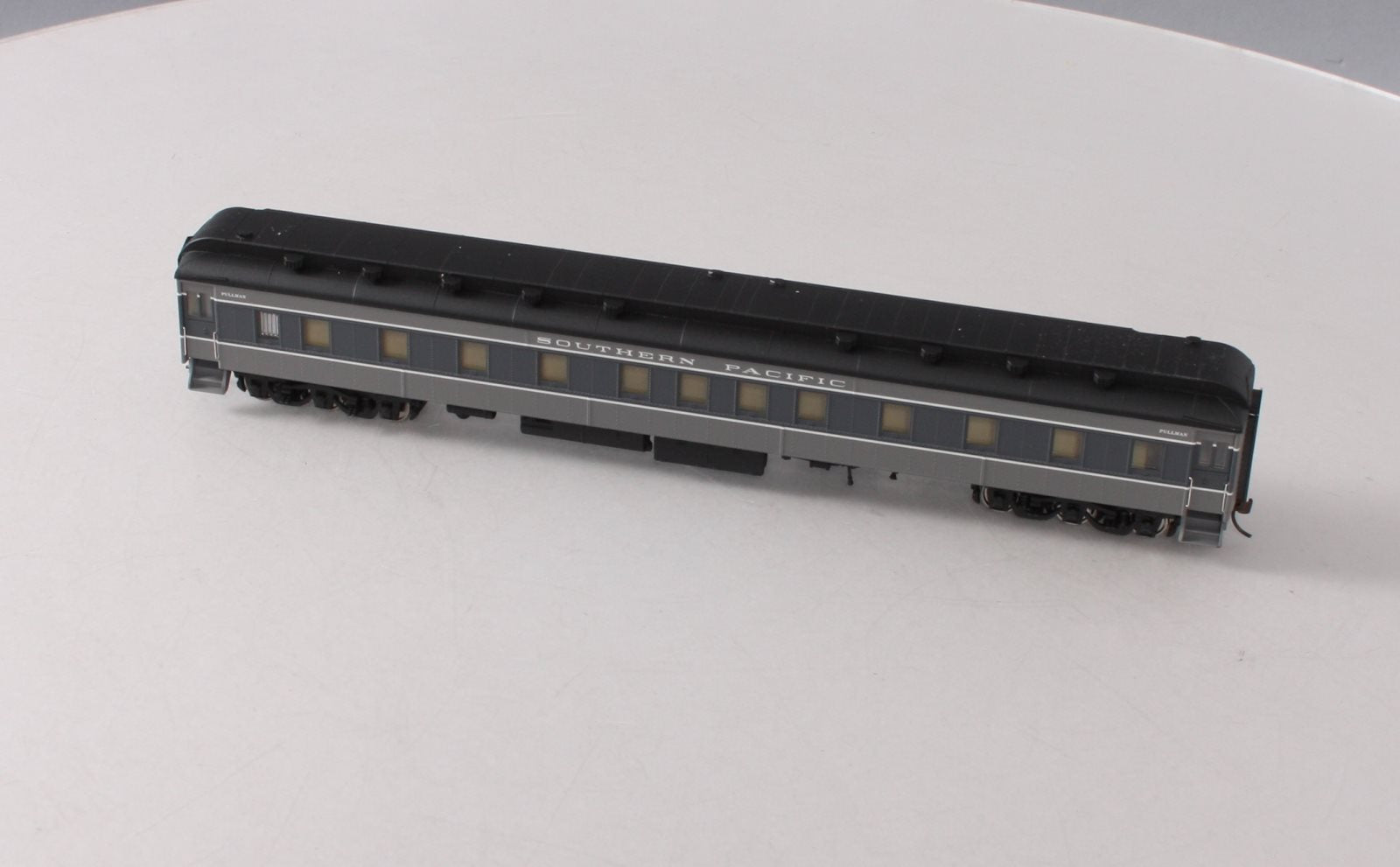 Walthers 932-10409 HO Scale Southern Pacific Heavyweight Pullman Car