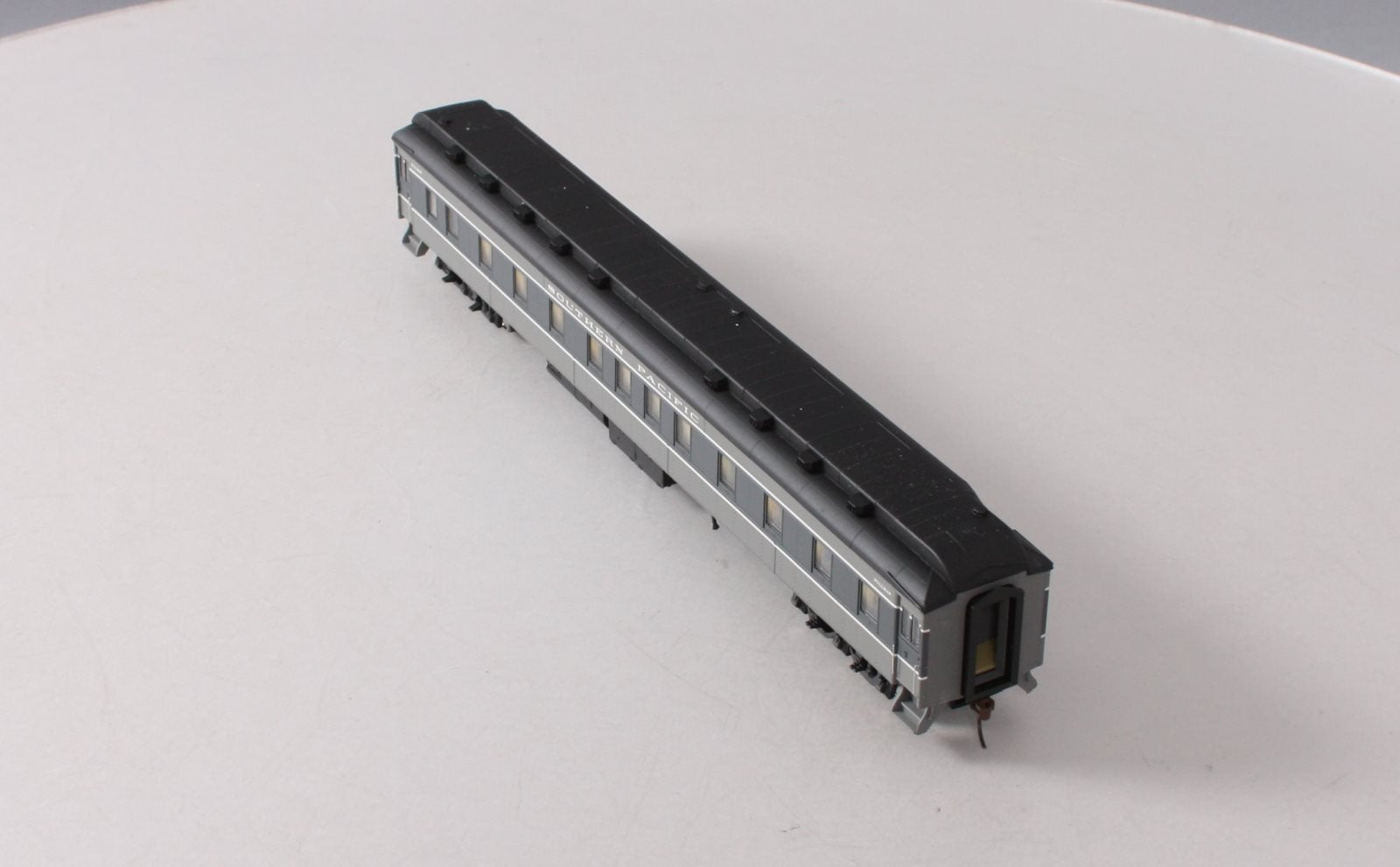 Walthers 932-10409 HO Scale Southern Pacific Heavyweight Pullman Car
