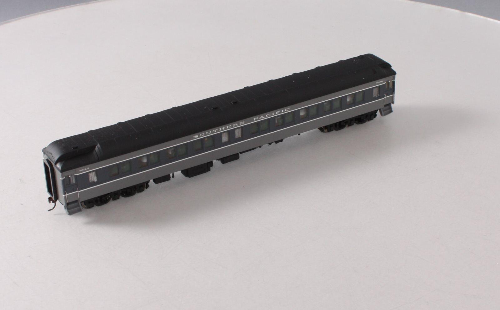 Walthers 932-10409 HO Scale Southern Pacific Heavyweight Pullman Car