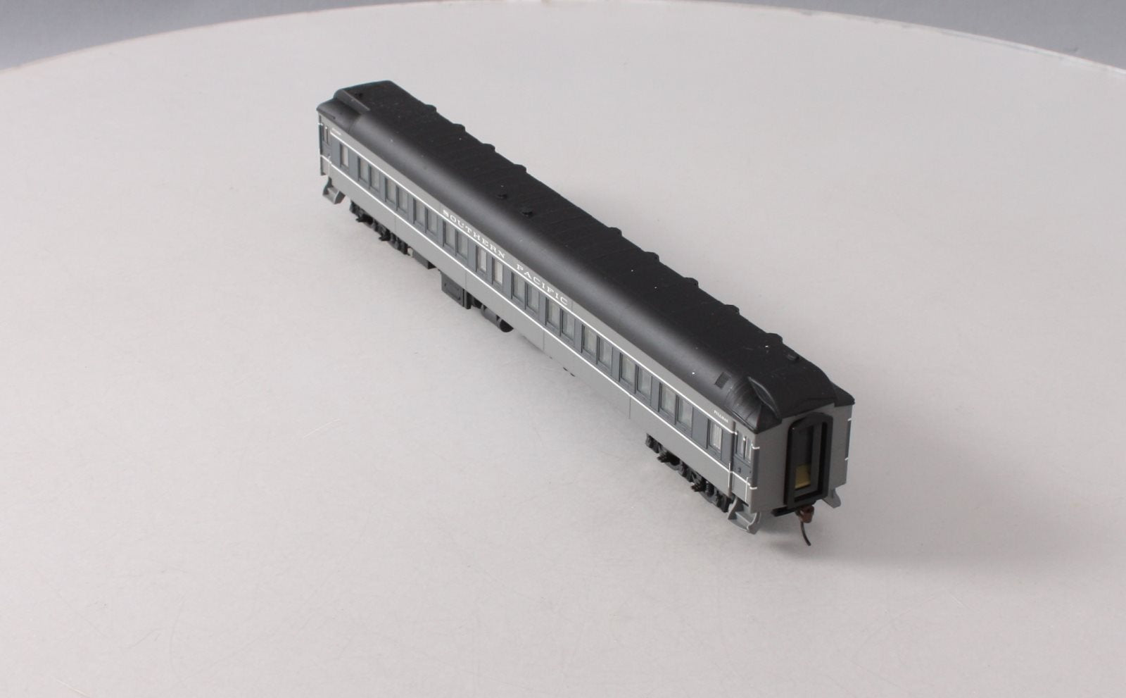 Walthers 932-10409 HO Scale Southern Pacific Heavyweight Pullman Car