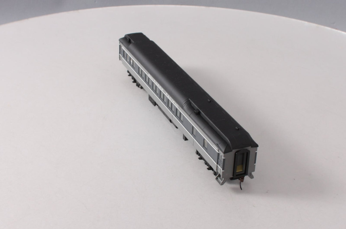 Walthers 932-10009 HO Southern Pacific Heavyweight Pullman 12-1 Passenger Car